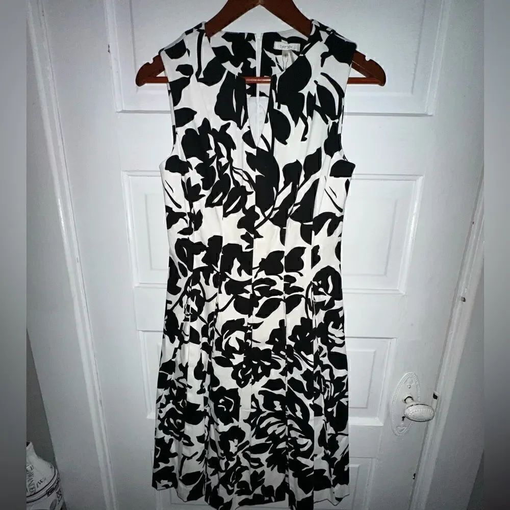 Tyler Boe | NWTs Black & White Pleated Dress Size 4